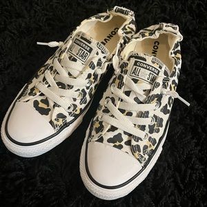 Leopard converse shoreline